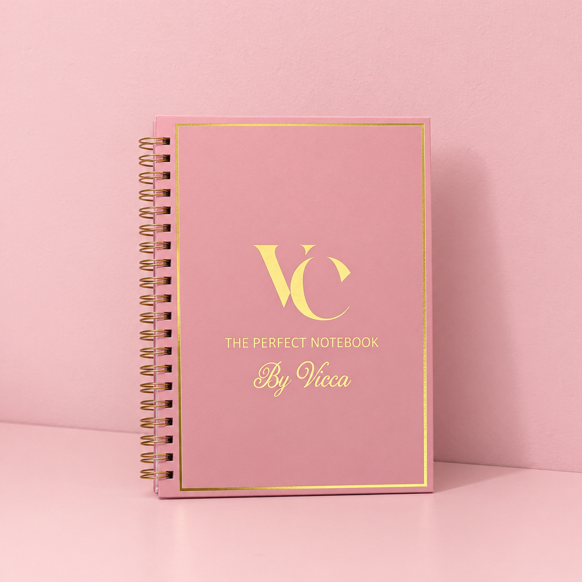 Libreta Vicca The Perfect Notebook de Lujo con Espiral Dorada, Portada Rosa Elegante y Hojas Blancas